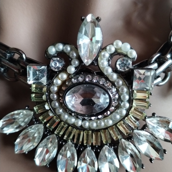 Statement Necklace - Radiance & Elegance Unveiled 🌠✨ (Pre-Owned) - Picture 4 of 7
